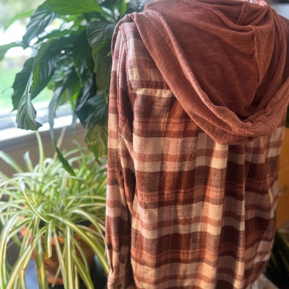 American Eagle Distressed flannel with hood - Picture 2 of 4